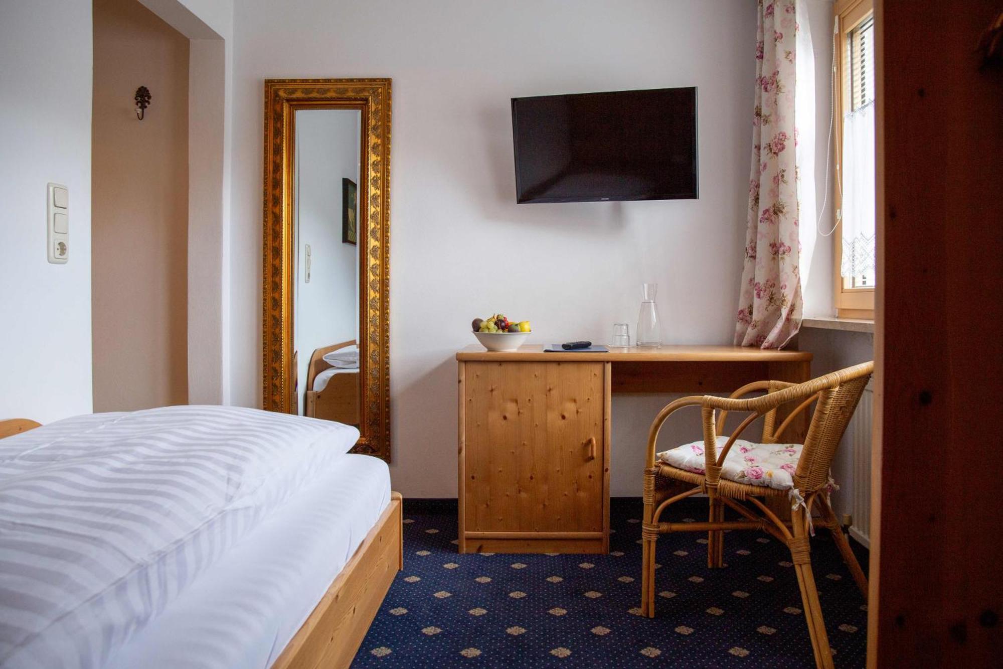 Bed and Breakfast Chesa Platina Шрунс Экстерьер фото
